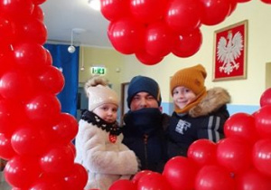 tato z dziećmi w sercu z czerwonych balonów